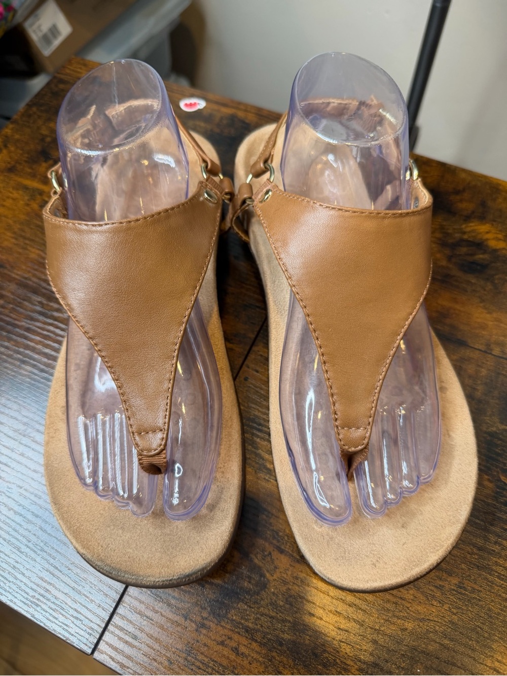 Vionic Kirra tan leather orthotic thong orthotic Resortwear sandal Size 8.5